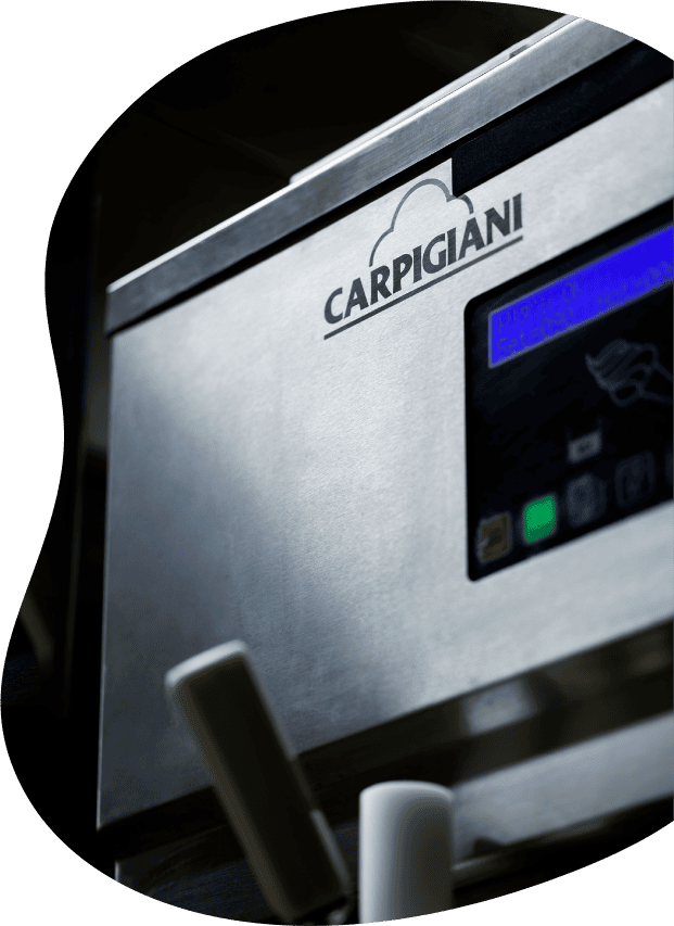 カルピジャーニー社のソフトクリームマシン。